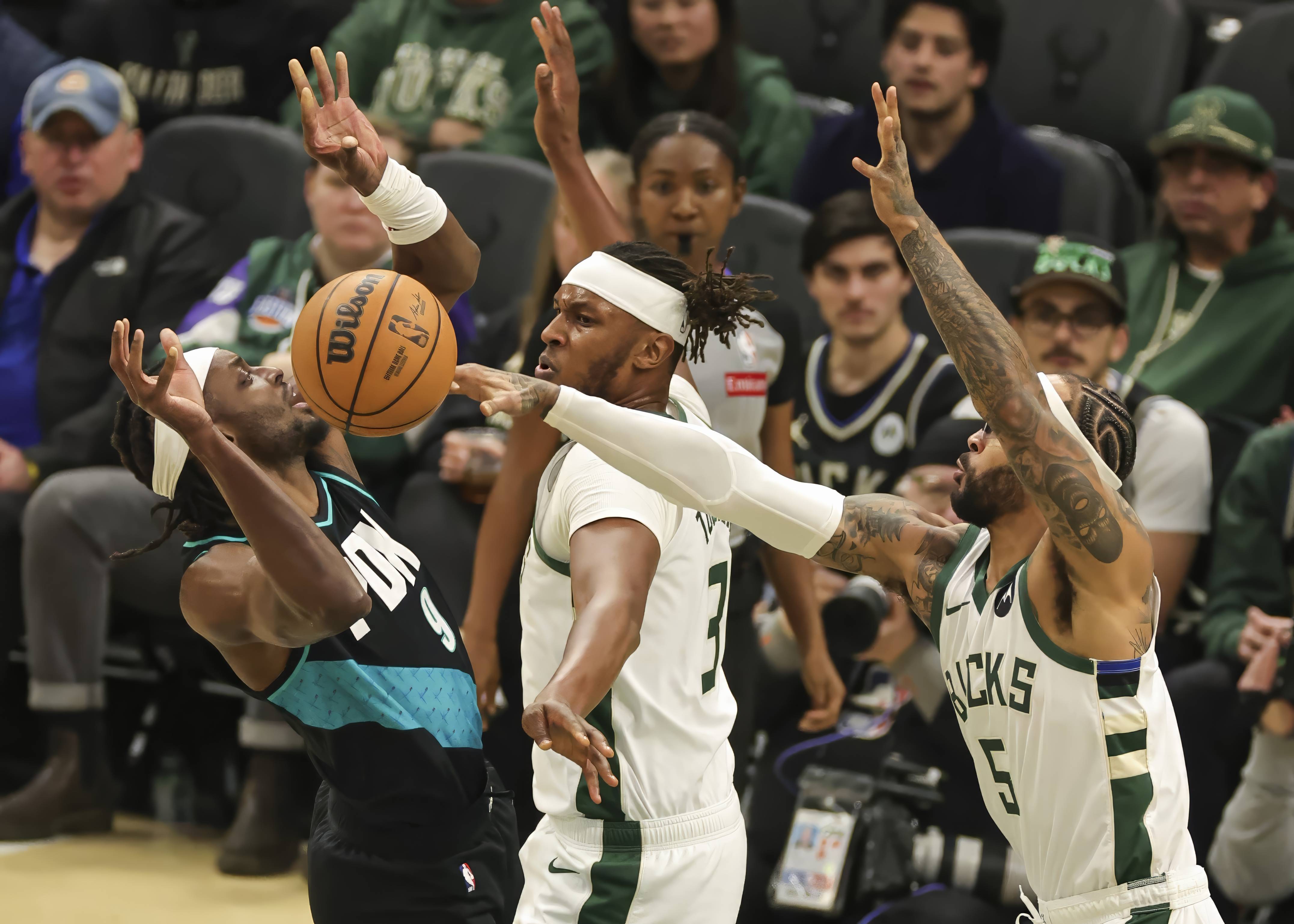 马刺横扫雄鹿，布克状态火热