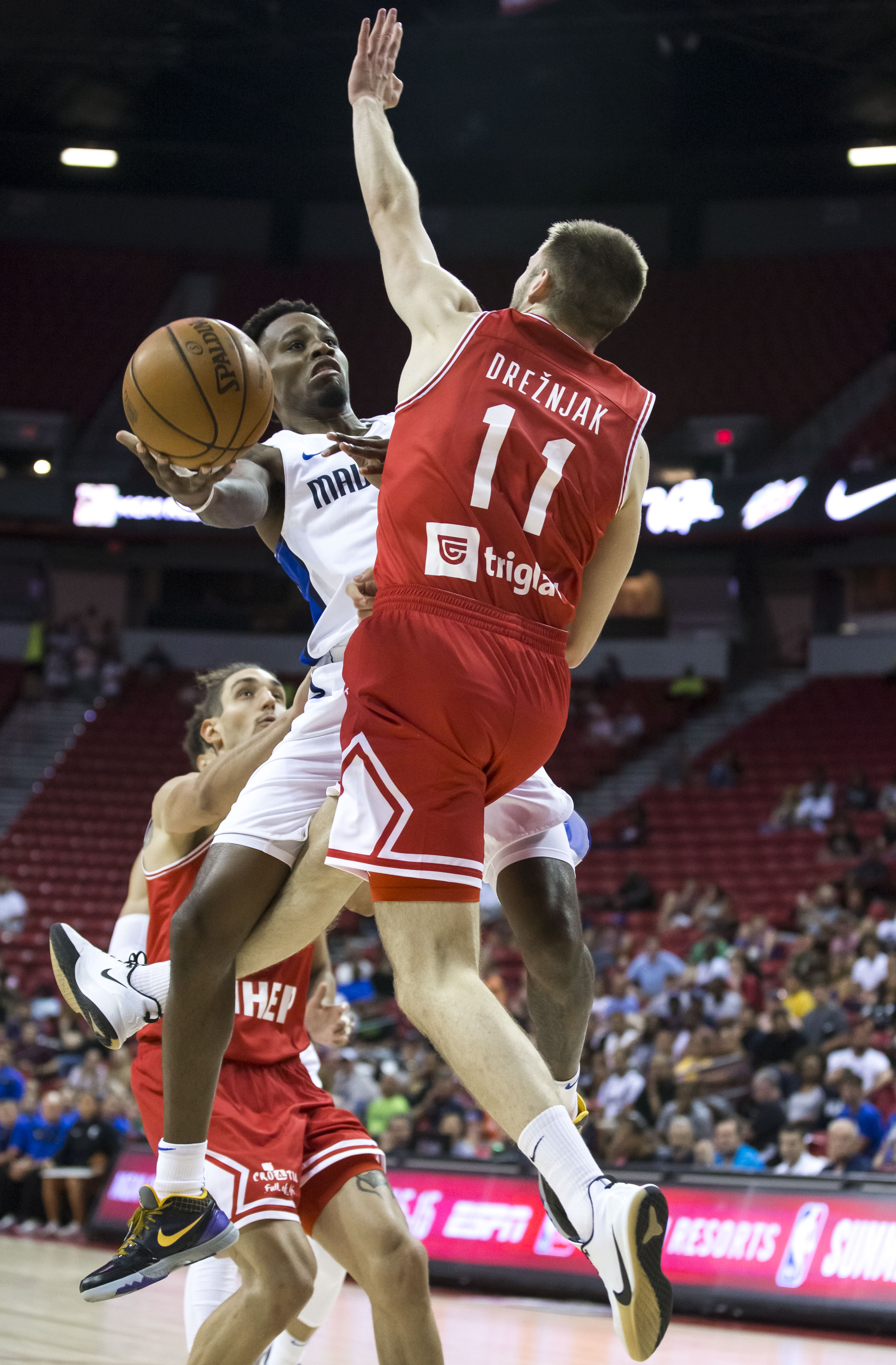 独行侠鏖战广州队，西亚卡姆点燃赛场