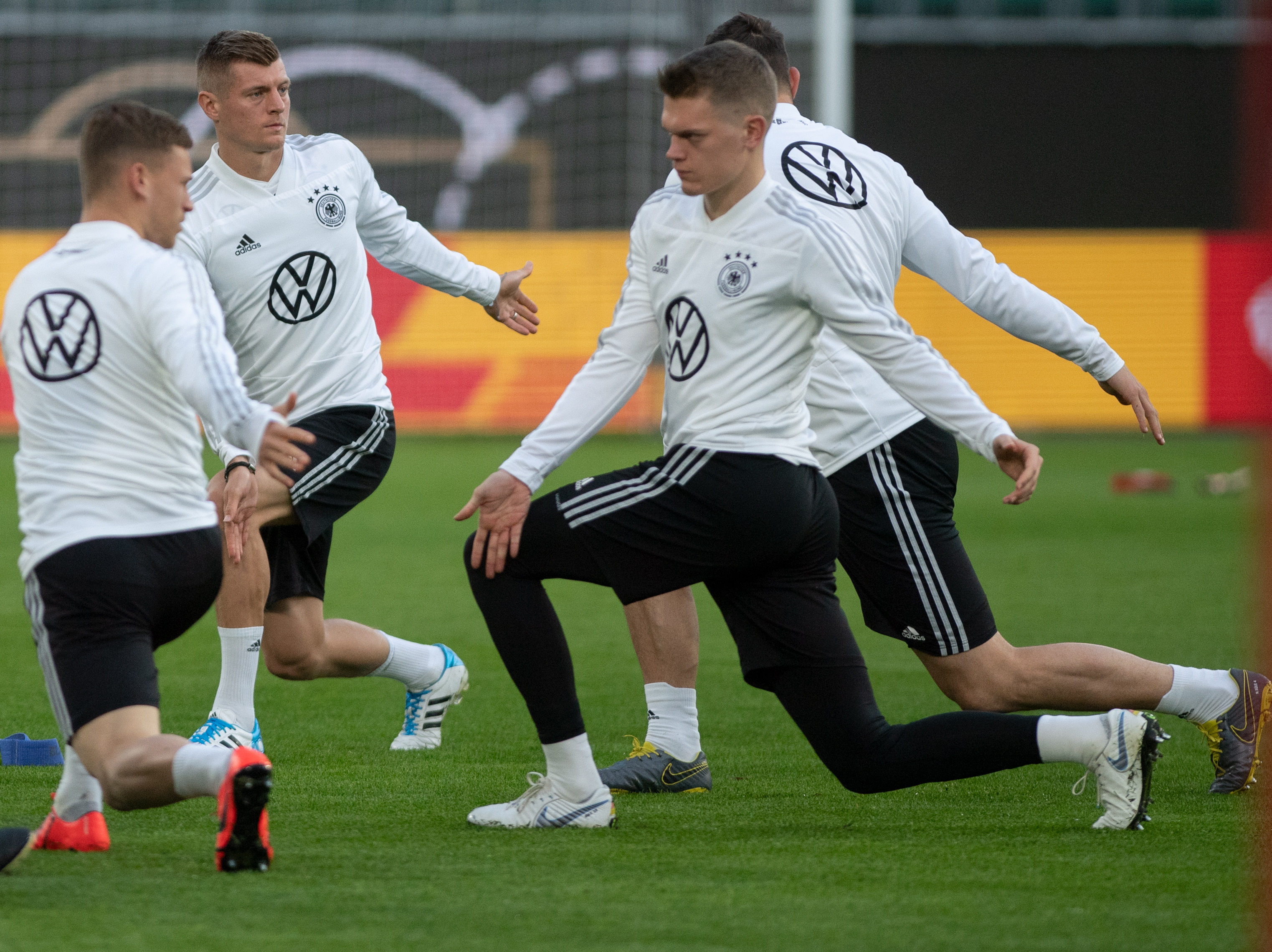 印度队轻取德国队，黄鸭组合点燃赛场