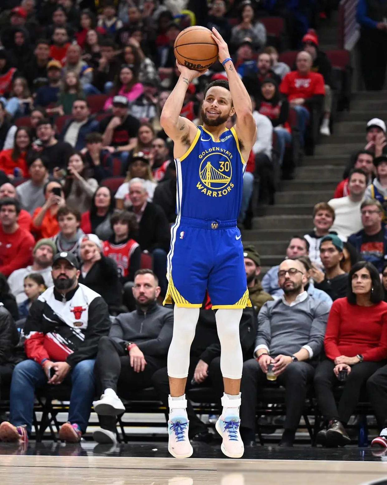 凯尔特人B队鏖战塞尔维亚男篮，库里高光表现