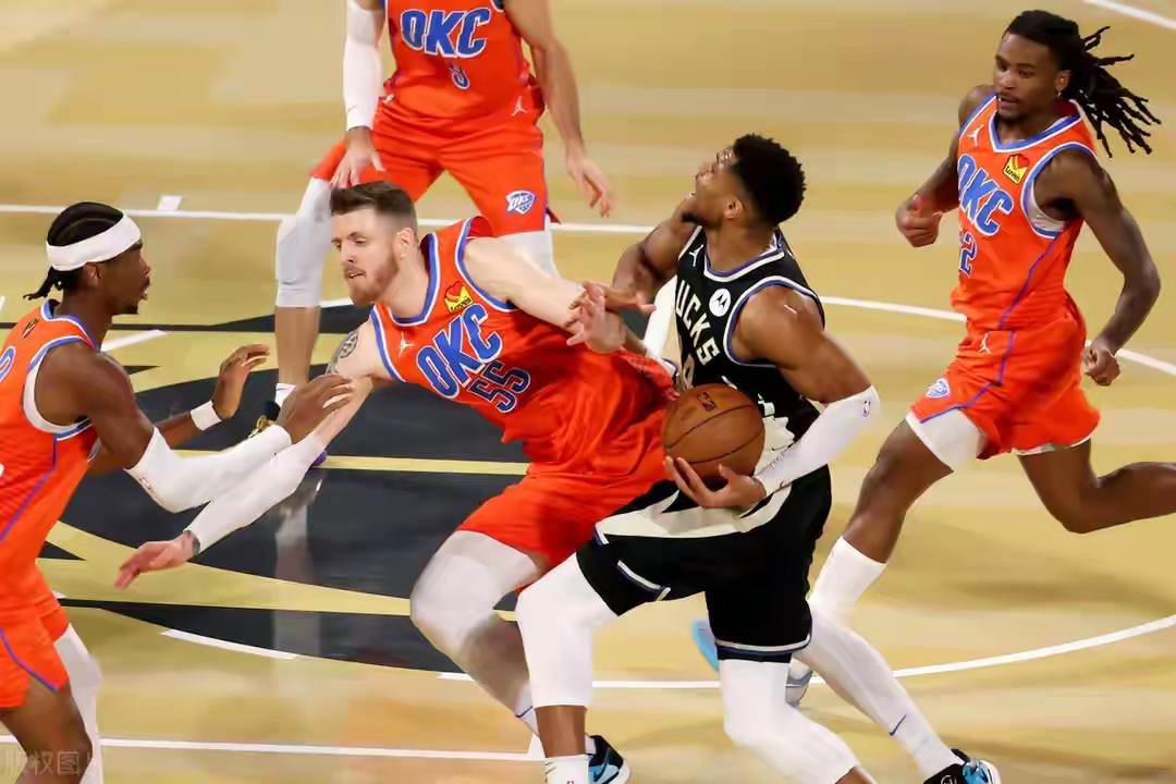 季后赛赛场上悬念重重，各队巅峰对决