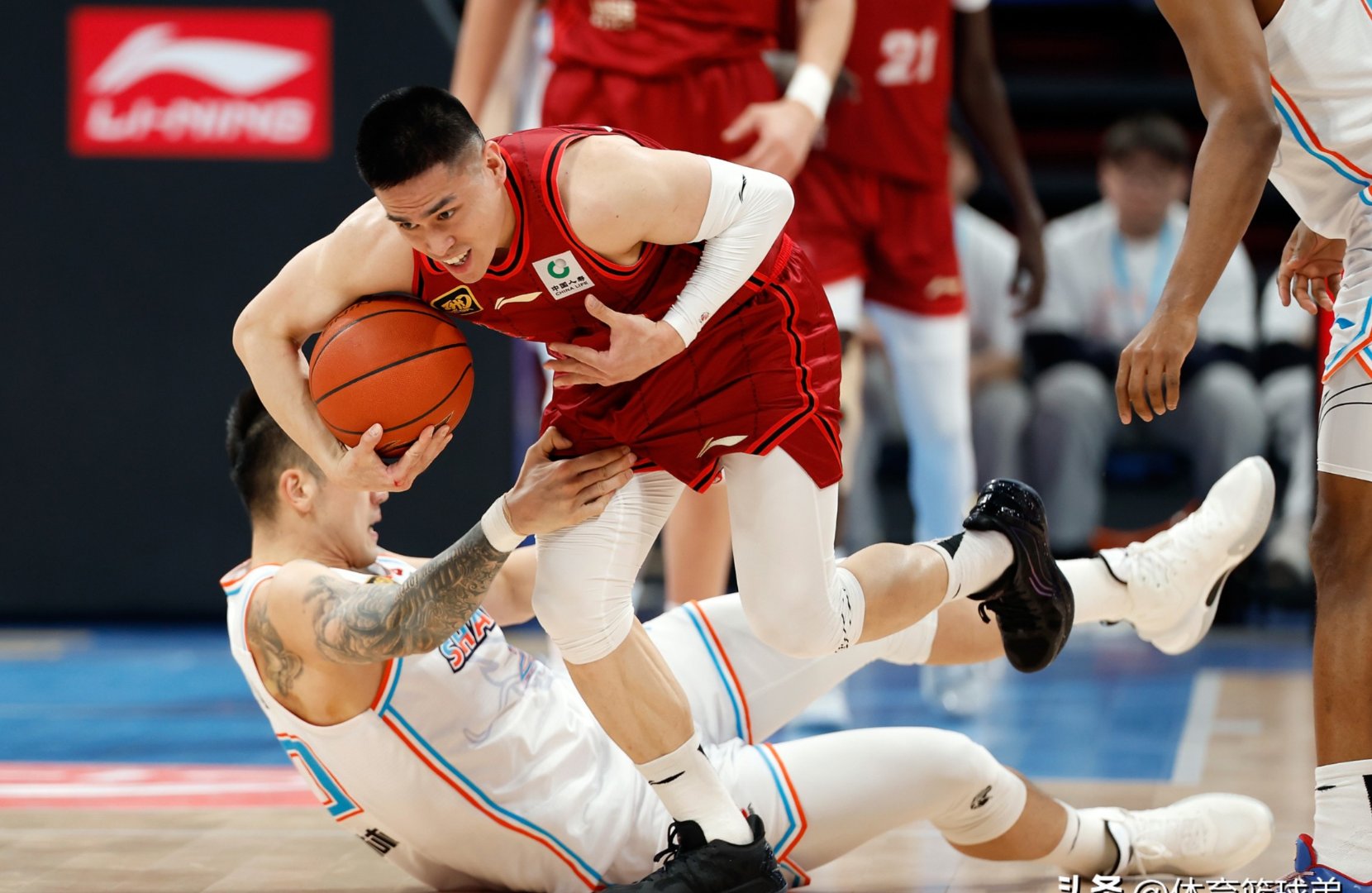 热门球员传统赛事出击，展现高水准表现