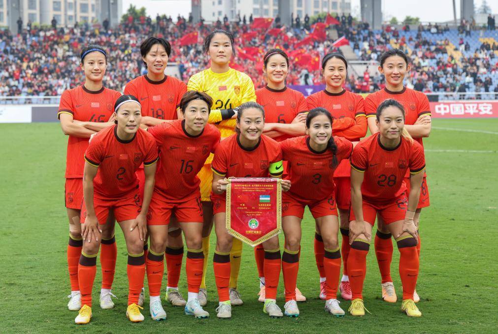 中国女足与对手激烈对抗，最终胜出