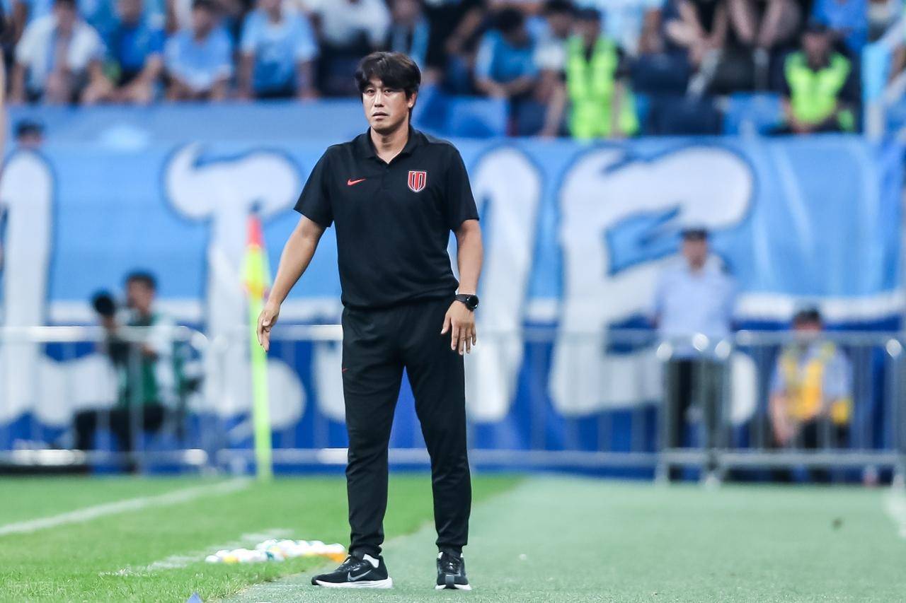 主教练贴心调整战术，带队轻松击溃对手