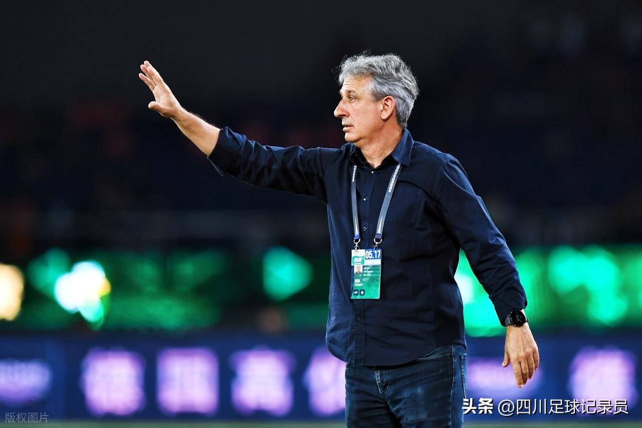 主教练贴心调整战术，带队轻松击溃对手