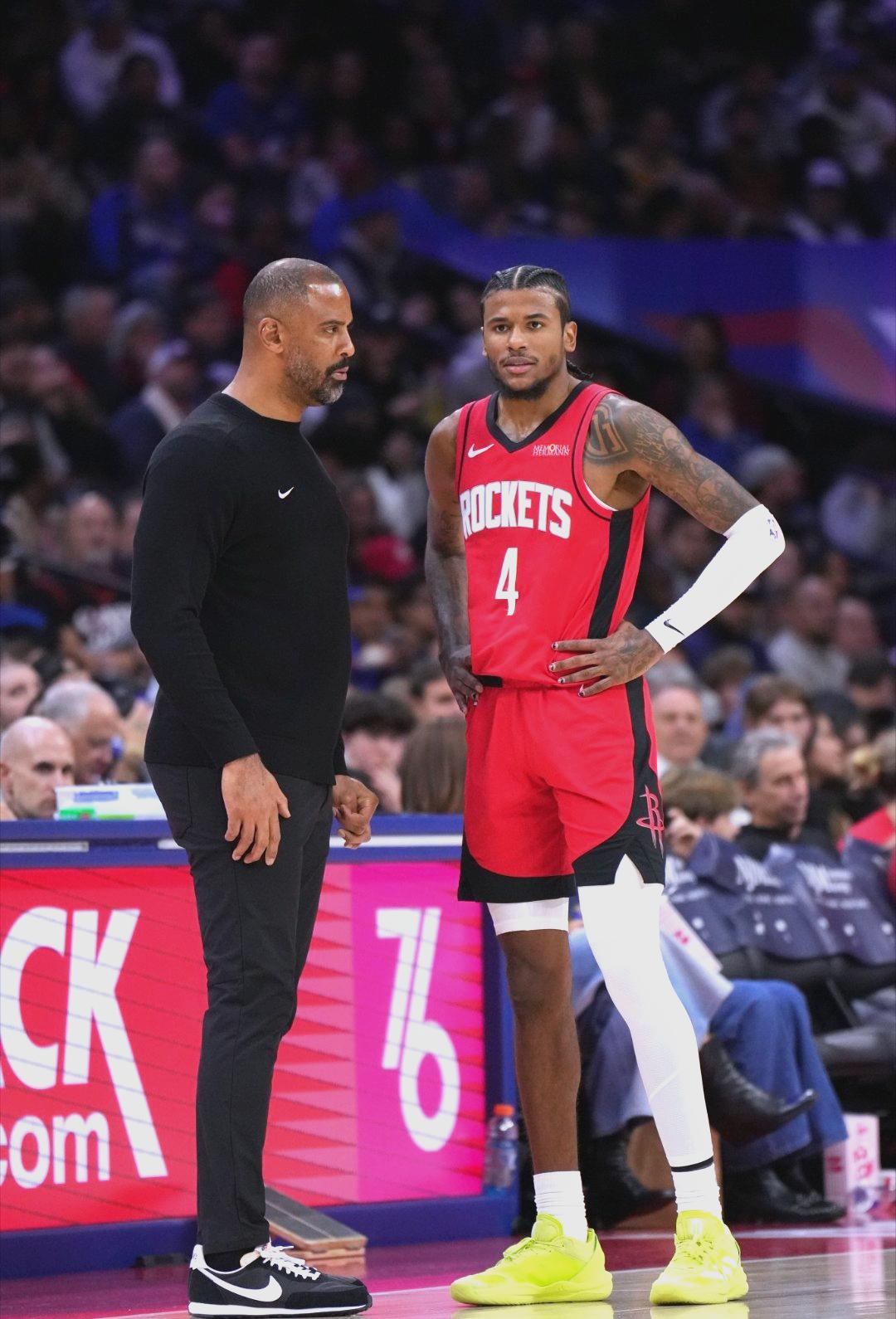 火箭队公布阵容变动,备战季后赛 火箭队公布阵容变动,备战季后赛