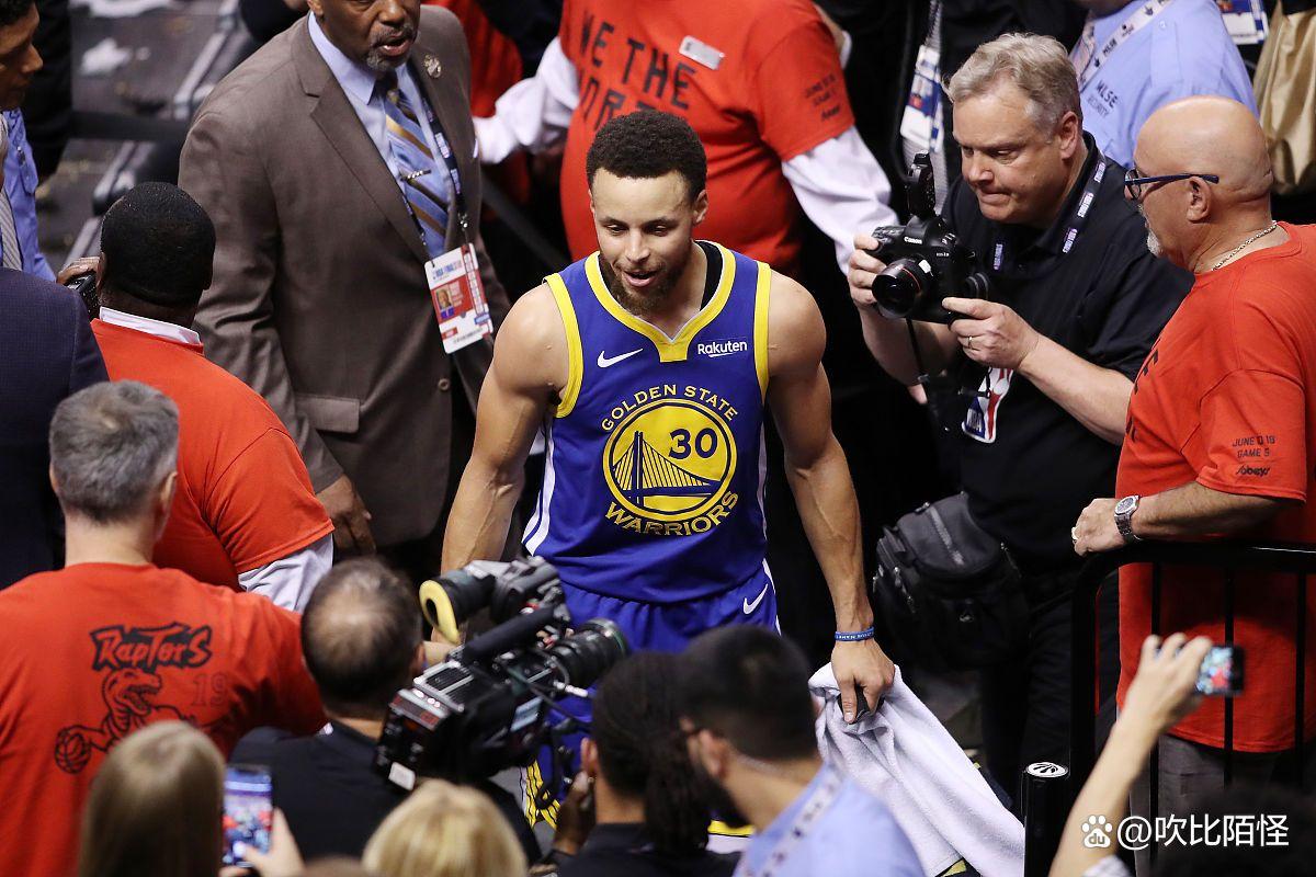 独行侠鏖战76人，库里三分雨点燃全场