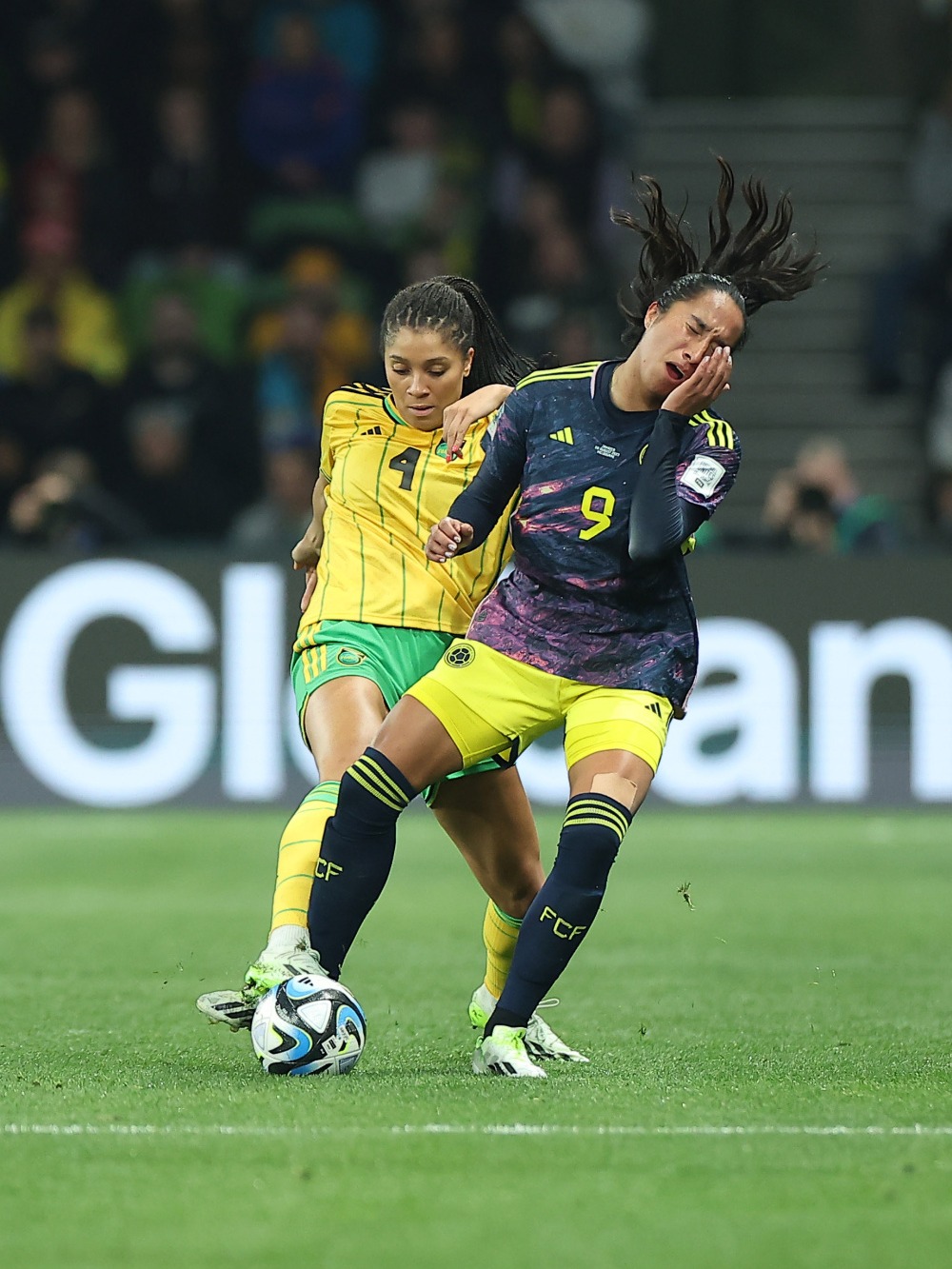 足球领域女性球员不惧强敌，展现实力