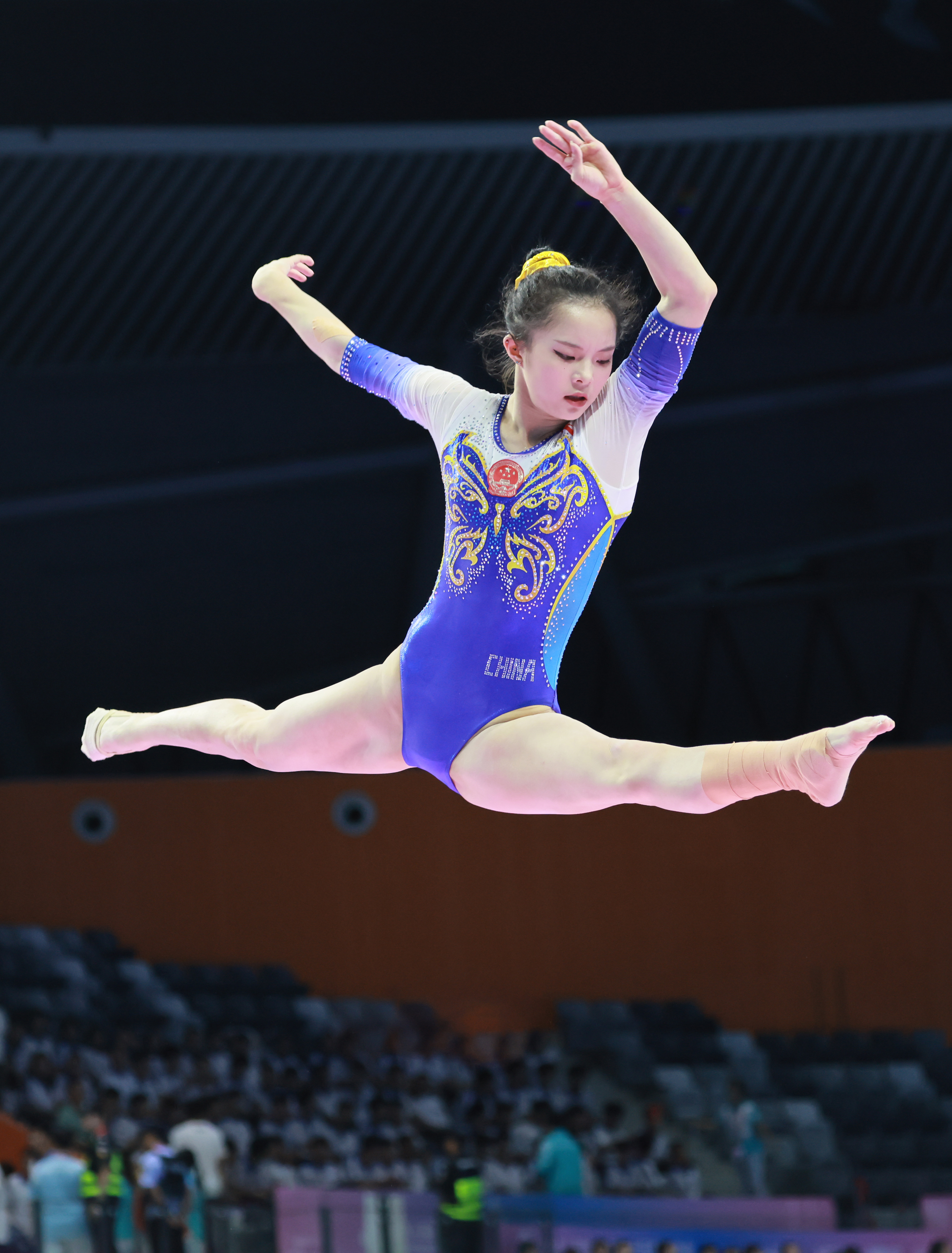 体操女团赛壮观开幕，谁将脱颖而出？