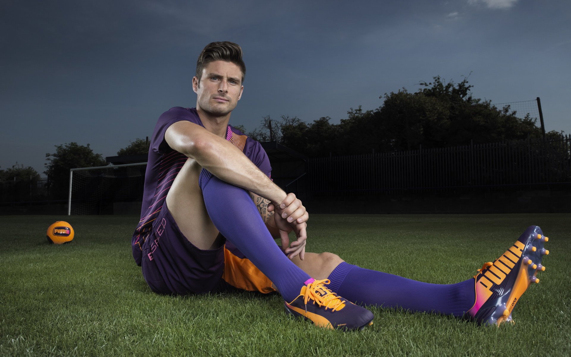 这是一个非常有意思的命题。你给出的关键词德甲争冠战焦点战和76人血拼广东队来自完全不同的体育世界（欧洲足球 vs.中美篮球）这本身就构成了一种错位的荒诞感